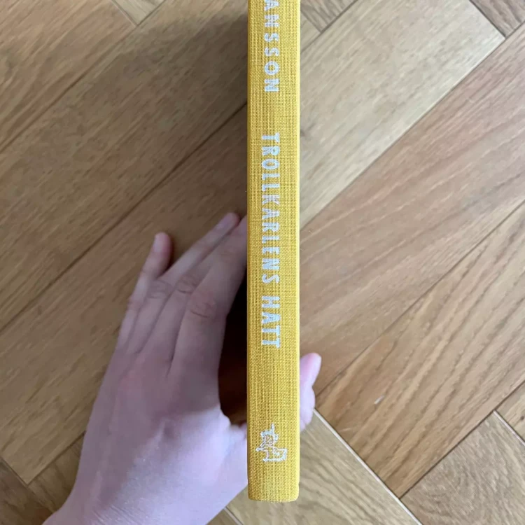 Trollkarlens hatt Tove Jansson, czyli W Dolinie Muminków w oryginale, po szwedzku 4