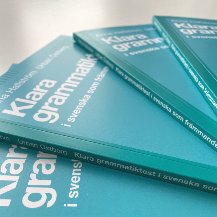 "Klara grammatiktest i svenska som främmande språk" - Anna Hallström, Urban Östberg  czyli szwedzka gramatyka